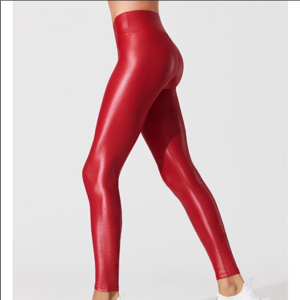 SOLD OUT EVERYWHERE Carbon38 Red Takara Legging M